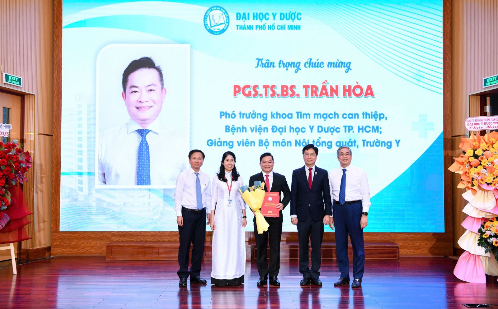 Nhà trường chúc mừng bs Hoà.jpg